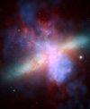 Autor: Chandra/Spizer/Hubble - M82, blízká galaxie s silným galaktickým větrem. Raný vesmír musel obsahovat mnohem více galaxií, jako je tato; některé z nich dokonce vykazovaly mnohem vyšší aktivitu.