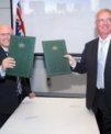 Autor: Australian Government - Arthur Sinodinos a Tim de Zeeuw podepisují dohodu mezi Austrálií a ESO