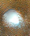 Autor: NASA/JPL-Caltech/ASU - Vodní led pod vrstvou prachu v polární oblasti Marsu