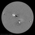 Autor: SDO/NASA - Magnetogram slunečního povrchu ukazuje na souvislost magnetického pole a skvrn.