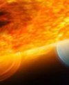 Autor: © ESA/Hubble - Malířova představa planety obíhající hvězdu HD189733, jejíž disk právě prosvítá skrz aktivní chromosféru mateřské hvězdy.