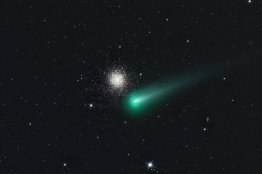 Kometa Leonard s hvězdokupou M3