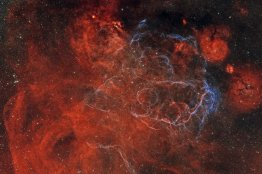 Zbytky supernovy v Plachtách