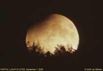 Částečné zatmění Měsíce 7. září 2006. Autor: Jan Měšťan