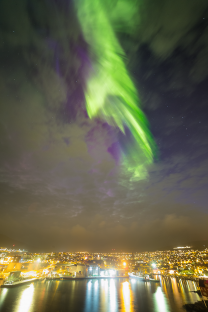 Aurorální impakt nad Tórshávnem. Autor: Petr Horálek