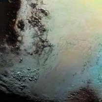 Mozaika části světlé oblasti nazvané týmem New Horizons jako Tombaugh Regio. Dole vidíme pohoří Norgay Montes a nahoře světlé Sputnik Planum Autor: NASA/JHUAPL/SWRI/ZLDoyle