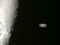 Saturn vstupuje za osvětlenou část Měsíce v roce 2001 Autor: Libor Šmíd