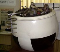 Veněra 8 přistávací modul. Vlevo anténa výškoměru, uprostřed a vpravo komunikační antény, červené cylindry po stranách jsou fotometry a druhý přední cylindr je analyzátor plynů Autor: NPO Lavočkin