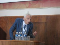 Přední britský astronom lord Martin Rees proslovil 28. 6. dopoledne v aule PF přednášku na téma: "Proč jsou relativistické efekty v astrofyzice vysokých energií klíčové?" Autor: Jiří Grygar