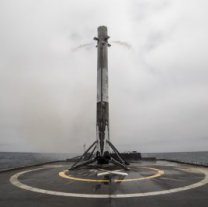 První stupeň rakety Falcon 9 po návratu na mořskou plošinu Autor: SpaceX - flickr