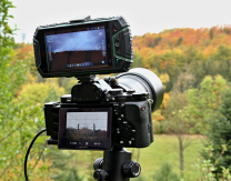 Fotoaparát s držákem a mobilním telefonem pro snadné určení směru a výšky. Použitá aplikace: Dioptra Autor: Daniel Ščerba