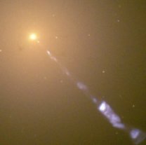 Snímek galaxie M 87 pořízený Hubbleovým kosmickým dalekohledem odhalil polární výtrysk dosahující do vzdáleností kolem 5000 světelných let od jádra. Autor: Hubble/NASA