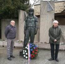 Uctění památky. M. R. Štefánika 14. 4. 2019 (4. května si připomínáme 100 let od jeho úmrtí). Před sochou Štefánika pokládají věnec předseda ČAS prof. Petr Heinzel (vlevo) a čestný předseda ČAS Dr. Jiří Grygar (vpravo)