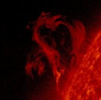 Slunce 3. května 2019 v UV oboru (304 nm). Aktivní oblast 3740 je dobře patrná u levého okraje i s pěknou eruptivní protuberancí. Autor: NASA/SDO/AIA