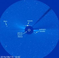 Situace v korónografu SOHO LASCO C3 15. srpna 2019. Popisky ukazují zajímavé dění v okolí. Slunce je zakryto terčíkem. Autor: NASA/ESA