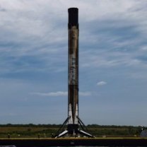 Čtyřikrát letěný první stupeň rakety Falcon 9 se vrací po úspěšné misi s družicemi Starlink 15. 11. 2019 Autor: Julia Bergeron