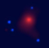 Rentgenová snímek gravitační čočky SDSS J1004+4112 pořízený družicí Chandra; červená oblast uprostřed odpovídá horkému plynu čočkující kupy galaxií v popředí a čtyři modré skvrnky patří obrazu čočkovaného kvasaru v pozadí. Autor: University of Oklahoma