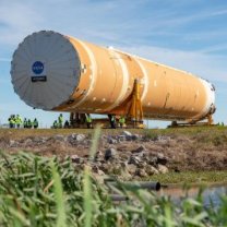 Centrální stupeň připravované rakety SLS na cestě do člunu Pegasus před převozem z Michoudova střediska do testovacího Stennisova Autor: NASA