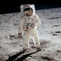 Edwin Aldrin na Měsíci. Nejvíce publikovaný snímek (AS11-40-5903) z prvního přistání vyfotil Neil Armstrong, který je vidět v odrazu průzoru helmy. Autor: NASA