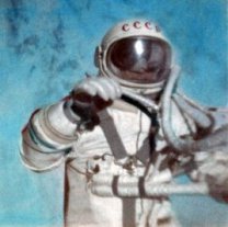 Alexej Leonov při výstupu do volného kosmu 18. 3.. 1965