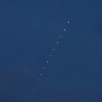 Skupina teček je vzácným záznamem přeletu Crew Dragonu na naší obloze 20 minut po jeho startu z Floridy na misi Demo-2 k ISS Autor: Antonín Hušek