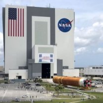 Centrální stupeň rakety SLS se přesouvá do montážní haly VAB na Floridě při přípravě na misi Artemis 1 Autor: NASA