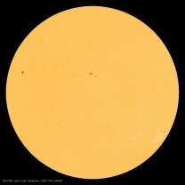 Viditelný sluneční disk 2. listopadu ve 4:00 SEČ pohledem vesmírné observatoře. Poměrně malé skvrnky poblíž středu se nachází v aktivní oblasti, která způsobila poměrně silnou erupci. Autor: NASA/SDO/HMI