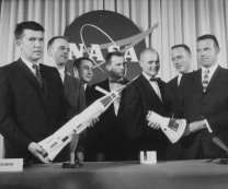 Astronauti programu Mercury (zleva) Schirra, Shepard, Grissom, Slayton, Glenn, Carpenter a Cooper
s modelem rakety Atlas a kapsle Mercury. Autor: NASA