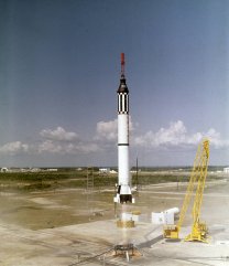 Astronaut Alan Shepard v lodi Mercury Freedom 7 startuje 5. 5. 1961 pomocí rakety Mercury-Redstone (MR-3). Byl to třetí let této rakety vyvinuté týmem Wernhera von Brauna a šlo o první let Američana do kosmu (formou balistického skoku po dobu 15 minut do výšky 187,42 km). Autor: NASA