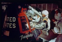 John Glenn vstupuje do kabiny Friendship 7 Autor: NASA