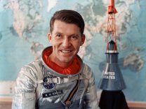 Walter Schirra ve svém letovém skafandru Autor: NASA