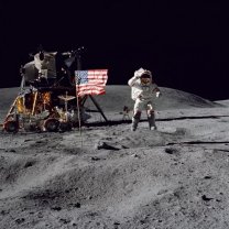John Young salutující při výskoku na Měsíci během mise Apollo 16 Autor: NASA/Charles Duke