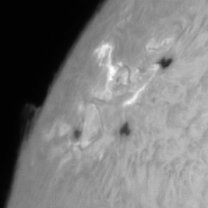 Pohled na erupci M1 z 18. dubna ve 12:34 SELČ slunečním dalekohledem Lunt 60T s kamerkou QHY5III-224C přiložené za okulár dalekohledu. Kvalitu ovlivnilo snímání z bytu skrz otevřené okno, což je nejméně vhodná varianta, ale v tu chvíli nejlepší, když chcete trefit přesně maximum erupce. Autor: Martin Gembec