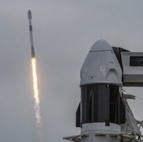 Falcon 9 startuje 21. 4. 2022 s 53 družicemi sítě Starlink zatímco v popředí již čeká Crew Dragon na špici dalšího Falconu 9, který poletí na misi Crew-4 k ISS Autor: SpaceX