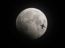 Momentka zo čiastočného zatmenia Mesiaca 28. 10. 2023. Newton 150/750 PDS, Canon EOS 550D, komakorektor MPCC Mark III, EQM35proGoto, Chynorany. Autor: Michal Lachký