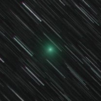 Snímek komety C/2023 H2 (Lemmon) vznikl složením sady expozic 135mm objektivem na jádro komety (hvězdy se vlivem pohybu komety mezi hvězdami jeví jako čárky) Autor: FRAM/FZÚ/Martin Mašek