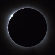 Začátek úplného zatmění Slunce 8. 4. 2024, Bailyho perly, vnitřní koróna a protuberance. Dalekohled AT60ED, ohnisko 360 mm, kamera ASI294MC Pro. Autor: Martin Gembec