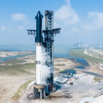 SuperHeavy B11 a Starship S29 na startovním komplexu SpaceX v Boca Chica v Texasu. Na snímku vidime sestavu 24. 5. 2024 během testu plnění pohonnými látkami (WDR, Wet Dress Rehearsal). To je poslední větší zkouška před testovacím letem. V pozadí jsou montážní haly, kde se staví obě části rakety. Autor: SpaceX