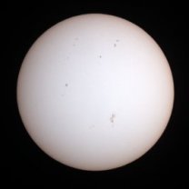 Slunce 2. 6. 2024 ve 12:30 SELČ, Newton 1000/200, Canon 70D, astrofolie, 1 snímek, následně úprava křivek a doostření Autor: Petr Hanzlíček