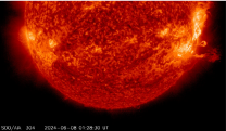 Slunce právě vyvrhuje oblak plazmatu během dlouhotrvající erupce 8. 6. 2024. Na snímku v 1:28 UT přístrojem AIA304 Autor: NASA/SDO
