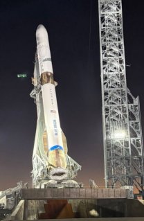 Raketa New Glenn je vztyčována na rampě LC-36 kosmodromu KSC na Floridě. V poslední dekádě listopadu 2024 mají probíhat první testy kompletní rakety. Autor: Blue Origin