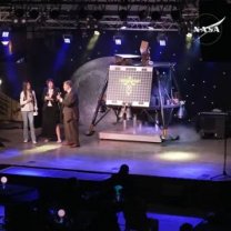 Model sondy Blue Ghost ve skutečné velikosti na pódiu během přenosu z úspěšného přistání na Měsíci Autor: Firefly Aerospace/NASA