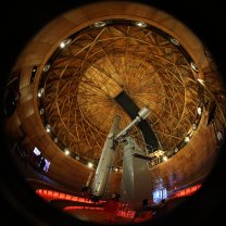 24palcový Clarkův refraktor na Lovell Observatory ve Flagstaffu (AZ, USA). Dvoučočkový achromat se vzduchovou mezerou o průměru 61 cm a ohniskové délce 977,2 cm (F16,3). Autor: Martin Gembec