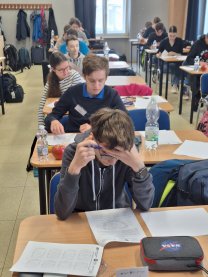 Maximální soustředění finalistů během řešení teoretických úloh je zřejmé... Autor: Radka Křížová