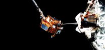 Japonská družice Space Flyer Unit zachycená kanadskou rukou raketoplánu Endeavour. Autor: ISAS: SFU
