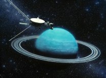 Umělecká představa průletu sondy Voyager 2 kolem planety Uran. Autor: E15.cz: Sonda Voyager 2 opouští Sluneční soustavu