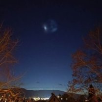Druhý stupeň rakety Falcon 9 obklopený oblakem po vypouštění paliva. Po startu 11. 1. 2026 z kosmodromu Vandenberg v Kalifornii se dostal nad Evropu a díky jasnému počasí nad Českem byl dobře viditelný z mnoha míst. Takto vypadal při pohledu z Liberce. Autor: Daniel Kurtin