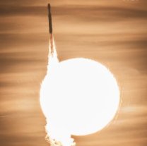 Falcon Heavy s dalekohledem Nancy Grace Romanové startuje se Sluncem v pozadí 30. 8. 2026 Autor: Max Evans/NasaSpaceflight Falcon Heavy s dalekohledem Nancy Grace Romanové startuje se Sluncem v pozadí 30. 8. 2026 Autor: Max Evans/NasaSpaceflight