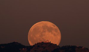 Východ Měsíce nad Lickovou observatoří. Autor: Rick Baldridge