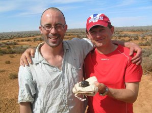 Phil Bland a Pavel Spurný s meteoritem